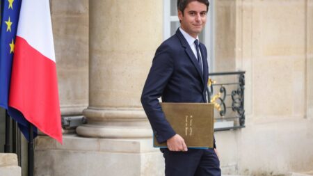 Présidentielle 2027 : Percée de Gabriel Attal, Ministre de l’Education, comme favori de la majorité ÉDITO. Présidentielle 2027 : la percée de Gabriel Attal
C’est encore très loin, mais 2027 est déjà dans tous les esprits. Et du côté de la majorité, un profil vient jouer les trouble-fêtes : Gabriel Attal, le ministre de l'Éducation nationale. Il est classé deuxième meilleur candidat de la majorité par un sondage.