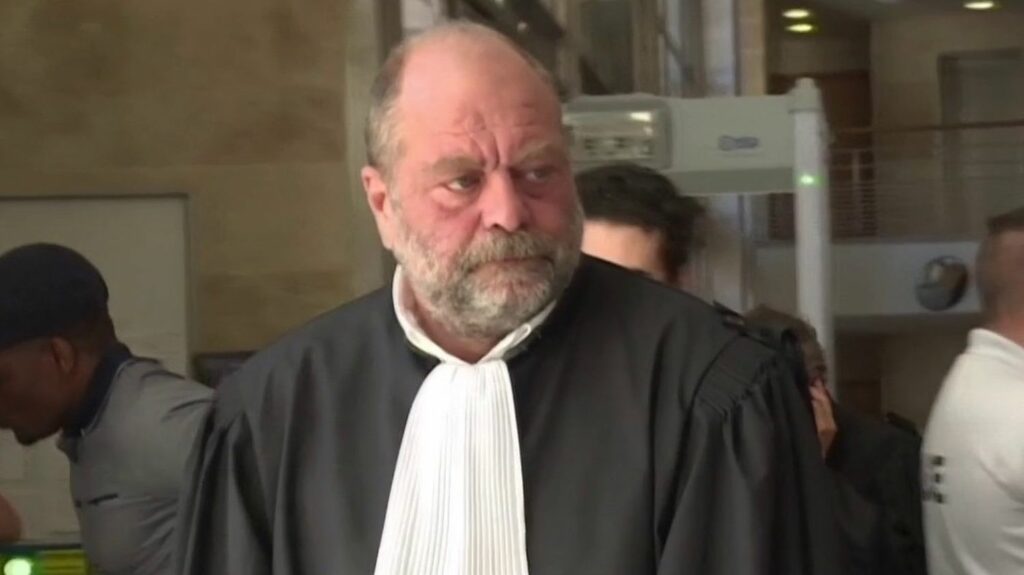 Justice : Éric Dupond-Moretti reste en place le temps de son procès
          À partir du lundi 6 novembre, le ministre de la Justice va être jugé pour prise illégale d'intérêts. Il restera néanmoins à la tête du ministère durant toute la durée des audiences, a annoncé Élisabeth Borne.