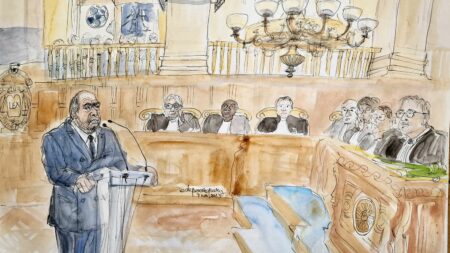 Procès d'Eric Dupond-Moretti : de son interrogatoire à la plaidoirie de ses avocats, la défense sur un fil du ministre de la Justice
          Le ministère public a requis un an de prison avec sursis à l'encontre de l'ancien avocat, jugé pendant dix jours devant la Cour de justice de la République pour prise illégale d'intérêts. La décision sera rendue le 29 novembre.