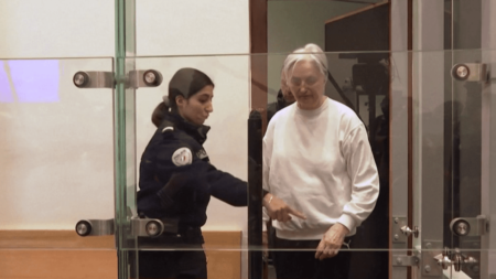 Procès de Monique Olivier : l’ex-femme de Michel Fourniret exprime des "regrets"
          "Je regrette tout ce qu’il s’est passé", ce sont les mots de Monique Olivier au premier jour de son procès, mardi 28 novembre L’ex-femme du tueur en série Michel Fourniret est jugée pour complicité dans la disparition de plusieurs jeunes filles, notamment celle d’Estelle Mouzin.