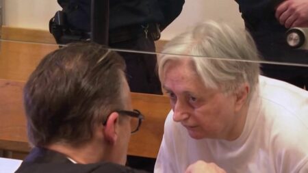 Procès : Monique Olivier comparaît seule pour la première fois
          Deux ans après le décès de Michel Fourniret, le procès de Monique Olivier s'est ouvert, mardi 28 novembre. Elle devra répondre de trois enlèvements et meurtres.