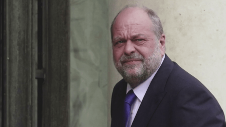 Justice : le procès d'Éric Dupond-Moretti démarre
          Éric Dupond-Moretti est à la barre. Son procès pour prise illégal d’intérêts s’ouvre lundi 6 novembre. Quels sont les faits qui lui sont reprochés ?