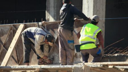 Projet de loi immigration: Patronat divisé sur régularisation de travailleurs sans-papiers Projet de loi immigration : l'embarras du patronat sur la régularisation des travailleurs sans-papiers dans les métiers en tension
Le projet de loi immigration arrive lundi au Sénat. Le principal point de discorde sur ce texte est l’article 3, qui doit faciliter la vie des entreprises en créant un titre temporaire permettant de sortir des milliers de travailleurs de l'illégalité.