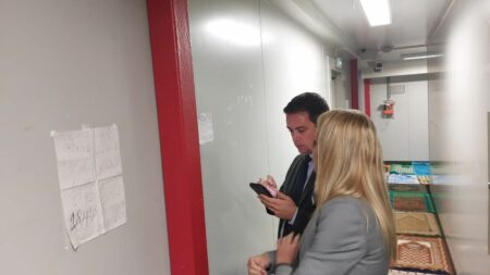 Projet de loi immigration : des députés du Rassemblement national en visite dans un centre de rétention
          Alors que le projet de loi immigration arrive à l'Assemblée nationale lundi 27 novembre, deux députés du Rassemblement national ont visité le centre de rétention administrative de Vincennes, en Ile-de-France.