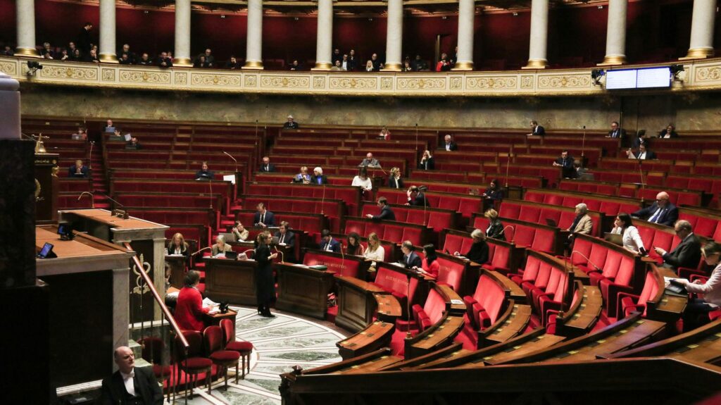 Projet de loi immigration, affaire du bal de Crépol... Suivez les questions au gouvernement à l'Assemblée nationale
          L'hémicycle du Palais-Bourbon va expérimenter mardi un nouveau format pour ce traditionnel rendez-vous hebdomadaire entre les députés et les membres de l'exécutif.
