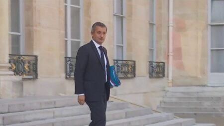 Projet de loi immigration de Gérald Darmanin débattu au Sénat à partir du 6 novembre Loi immigration : le projet de Gérald Darmanin débarque au Sénat
À partir du lundi 6 novembre, le projet de loi immigration de Gérald Darmanin va être débattu au Sénat. Parmi les points de discorde, l'article 3, sur la régularisation des travailleurs sans-papiers dans les métiers en tension.