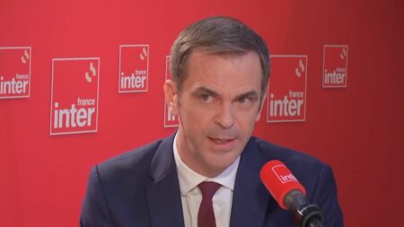 Projet de loi immigration : l’AME sera conservée, confirme Olivier Véran; rapport Évin/Stefanini attendu début décembre Projet de loi immigration : "On garde l'AME qui est importante", assure Olivier Véran
Le rapport Évin/Stefanini attendu début décembre permettra "de regarder s'il y a lieu ou non, d'améliorer, de toiletter certains dispositifs mais on garde l'AME", certifie le porte-parole du gouvernement alors que le Sénat a adopté sa suppression.