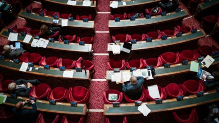 Projet de loi immigration : plaintes contre sénateurs LR soignants pour vote suppression de l’AME Projet de loi immigration : deux plaintes déposées devant l'Ordre des médecins contre des sénateurs LR qui ont voté la suppression de l'AME
Parmi les élus de droite et du centre qui ont voté la suppression de cette aide aux personnes sans papiers figurent une quinzaine de soignants de profession, médecins, pharmaciens ou infirmière.