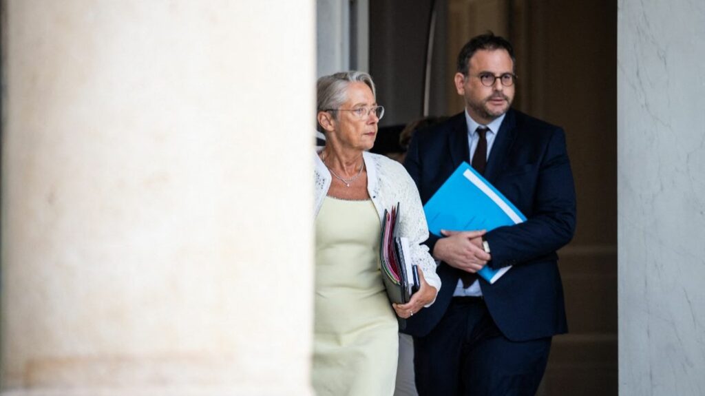 Projet de loi immigration : la réforme de l'aide médicale d'Etat, l'autre caillou dans la chaussure du gouvernement
          La droite a promis de ne pas voter le projet de loi sur l'immigration en cas de maintien de la régularisation des travailleurs sans-papiers dans les "métiers en tension". Mais elle exige également une réforme de l'aide médicale d'Etat, qui divise l'exécutif.