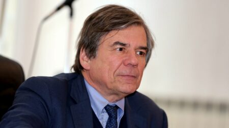 Expertises dans des affaires de violences sexuelles : le psychiatre Roland Coutanceau visé par de nouvelles plaintes
          Le conseil de l'ordre des médecins des Hauts-de-Seine porte plainte contre le célèbre psychiatre, pour manquement au Code de la santé publique. Il doit faire l'objet d'une nouvelle conciliation, devant cette même instance, avec Sophie Patterson-Spatz, expertisée dans le cadre de sa plainte pour viol contre Gérald Darmanin.