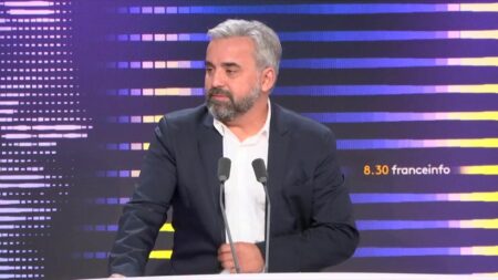 RN à la marche contre l’antisémitisme: ‘Ne vous laissez pas abuser,’ alerte le député Alexis Corbière Présence du RN à la marche contre l'antisémitisme : "Juifs de France, ne vous laissez pas abuser", lance Alexis Corbière
Le député LFI se dit inquiet de la "banalisation de l'extrême droite". "Cela crée les conditions d'une possible victoire demain et ça serait terrible pour notre pays", déclare-t-il.