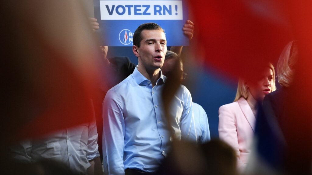Nouvel emprunt du RN : cela permet "de faire oublier les banques russes" qui "ont financé" le parti, analyse un sociologue de l'extrême droite
          Pour financer sa campagne pour les élections européennes, le Rassemblement national a besoin de plus de quatre millions d'euros qu'il voudrait emprunter à ses militants.