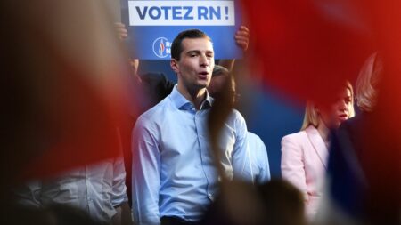 RN cherche à emprunter 4M€ auprès de militants pour campagne électorale, éloignant souvenirs de financements russes Nouvel emprunt du RN : cela permet "de faire oublier les banques russes" qui "ont financé" le parti, analyse un sociologue de l'extrême droite
Pour financer sa campagne pour les élections européennes, le Rassemblement national a besoin de plus de quatre millions d'euros qu'il voudrait emprunter à ses militants.