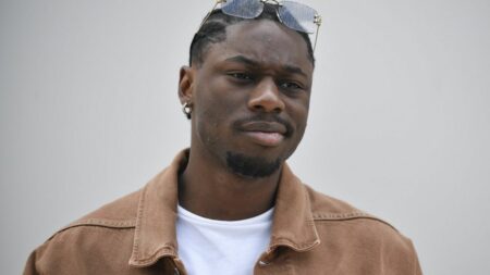 Poursuivi sur l'autoroute par des braqueurs, le rappeur Tiakola percute un commissariat et finit en garde à vue
          Le chanteur, qui tentait de rejoindre le poste de police de Noisy-le-Grand (Seine-Saint-Denis), a indiqué aux enquêteurs qu'il transportait 25 000 euros dans son véhicule.