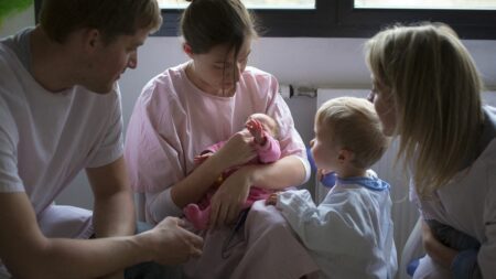 Rapport parlementaire propose rémunération à 67% pour congé parental, allongement de congé maternité et plus d’encadrement en crèche Un rapport parlementaire propose de rémunérer le congé parental à 67% du salaire, et d'allonger le congé maternité
Ses deux autrices préconisent également d'augmenter le taux d'encadrement des enfants dans les crèches, après des révélations sur des dérives dans des établissements privés.