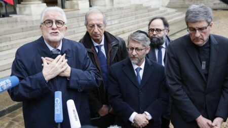 Recteur de la Grande Mosquée de Paris assure après rencontre avec Macron: ‘L’antisémitisme ne passera pas par nos mosquées’ "L'antisémitisme ne passera pas par les mosquées", estime le recteur de la Grande mosquée de Paris après avoir rencontré Emmanuel Macron
Emmanuel Macron a reçu les représentants des cultes de toutes confessions lundi matin à l'Elysée.