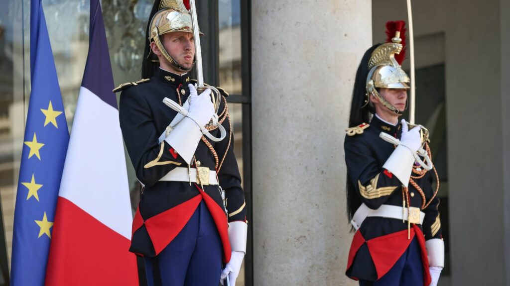 La relève de la garde républicaine à l'Elysée va de nouveau être ouverte au public
          Cette tradition, abandonnée il y a 27 ans, sera ouverte au public tous les premiers mardi du mois.