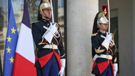 Relève de la Garde Républicaine à l’Elysée: Réouverture au public, tradition reprise après 27 ans La relève de la garde républicaine à l'Elysée va de nouveau être ouverte au public
Cette tradition, abandonnée il y a 27 ans, sera ouverte au public tous les premiers mardi du mois.