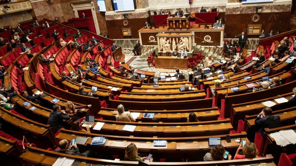 Budget de la sécurité sociale : la partie recettes adoptée par l'Assemblée nationale après le rejet des deux motions de censure de la gauche et du Rassemblement national
          La motion de censure déposée par une partie de la gauche a recueilli 223 voix sur les 289 nécessaires pour faire tomber le gouvernement. Celle du RN a obtenu 88 suffrages.