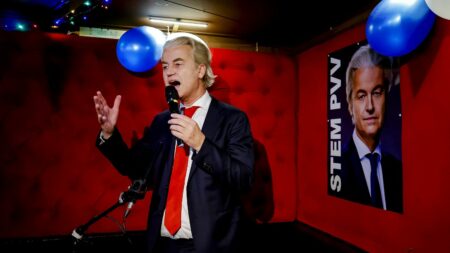 Législatives aux Pays-Bas : les sondages de sortie des urnes donnent le parti d'extrême droite de Geert Wilders en tête
          Selon l'institut Ipsos, le PVV (Parti de la Liberté) a reporté mercredi 35 sièges et une victoire électorale confortable.