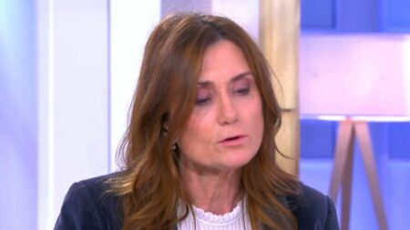 Affaire Joël Guerriau : "J'ai cru mourir d'une crise cardiaque", confie la députée Sandrine Josso
          Le sénateur Joël Guerriau a été mis en examen et placé sous contrôle judiciaire. Il est soupçonné d'avoir drogué la députée Sandrine Josso à son insu en vue d'une agression sexuelle. Cette dernière est revenue lundi 20 novembre, pour la première fois, sur la soirée durant laquelle les faits se seraient déroulés.