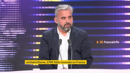 Stratégie de La France insoumise questionnée par le député LFI Alexis Corbière Nupes : "Je questionne la stratégie de La France insoumise à l'heure actuelle", confie le député LFI Alexis Corbière
"On me dit : il faut que le débat ait lieu à l'interne, on lave le linge sale en famille, raconte Alexis Corbière. Je cherche encore les lieux ou la pièce où ça se passe".