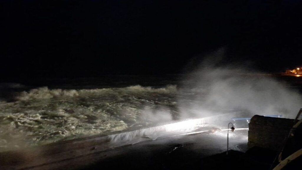 PODCAST. Tempête Ciaran, mondial en Arabie Saoudite et "nomance" plutôt que romance : ça dit quoi ce 2 novembre ?
          Ce jeudi 2 novembre, la tempête Ciaran a frappé le nord-ouest de la France, l'Arabie Saoudite est désormais le seul pays candidat pour l'organisation de la Coupe du monde de football en 2034 et les 13-24 ans préfèreraient voir moins de sexe dans les films et séries.