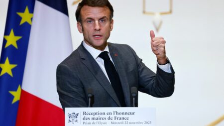Mort de Thomas dans la Drôme : Emmanuel Macron regrette un "terrible assassinat"
          Le jeune adolescent a été tué lors d'un bal à Crépol, dans la Drôme, dans la nuit de samedi à dimanche.