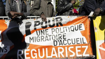 Travailleurs sans papiers et CGT manifestent pour régularisation devant le Sénat lors de l’examen de loi immigration Reportage
"Quand on a besoin de toi, on t'utilise" : les travailleurs sans papiers manifestent devant le Sénat
Alors que l'examen du projet de loi immigration reprend, plusieurs centaines de travailleurs sans papiers accompagnés par la CGT ont manifesté mardi devant le Sénat pour demander leur régularisation.