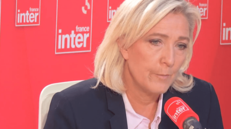 Pays-Bas : la victoire de Geert Wilders "démontre que de plus en plus de pays contestent le fonctionnement" de l'UE, estime Marine Le Pen
          Le parti d'extrême droite de Geert Wilders est arrivé en tête des élections législatives mercredi aux Pays-Bas. Ce parti a notamment promis un référendum sur le maintien du pays dans l'UE. "C'est au peuple néerlandais de choisir son destin, comme l'a fait d'ailleurs le peuple britannique", a estimé Marine Le Pen sur France Inter.