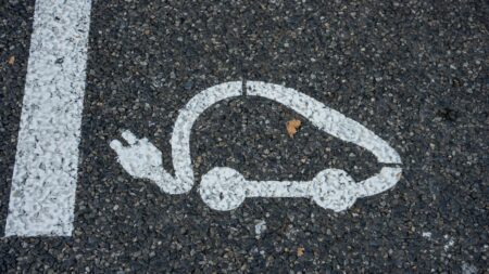 Automobile : la part des voitures électriques baisse sur le marché européen
          Les véhicules 100% électriques représentent 14,2% du marché du vieux continent, selon les chiffres publiés mardi. Ils dépassent pour la première fois le diesel (12%).