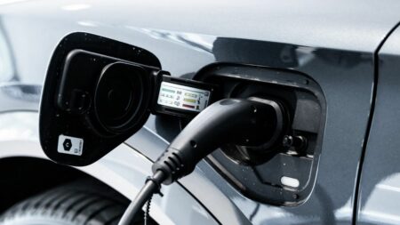 Trop lourds, les SUV électriques risquent de causer des pénuries de métaux critiques, indispensable à la transition, alerte WWF
          La demande de ces métaux, indispensables à toute la transition énergétique mais existant en quantité limitée, pourrait être multipliée par 30 en 20 ans, portée par la production de gros véhicules, particulièrement gourmands.