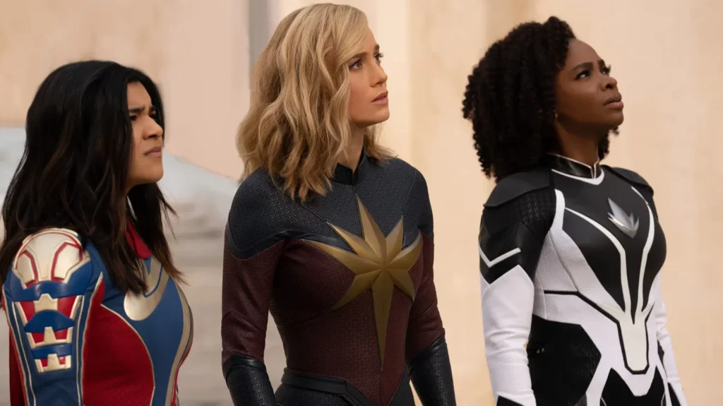 Les trois super-héroïnes de "The Marvels" espèrent convaincre le public malgré un océan d'incertitudes
          Premier opus de l'univers Marvel avec des têtes d'affiche entièrement féminines, ce long-métrage sorti mercredi en France s'inscrit non seulement dans la lignée des 32 autres films de la franchise, mais emprunte aussi à l'intrigue de deux séries télévisées.