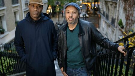Cinéma : "Notre façon de filmer, c'est d'abord notre ressenti", clament Hamé et Ekoué, réalisateurs de "Rue des Dames"
          Les deux membres du groupe de rap La Rumeur reviennent au cinéma et à la réalisation avec la jolie chronique urbaine "Rue des dames" dans laquelle ils filment à nouveau leur Paris interlope, souvent nocturne et de la débrouille. Entretien.