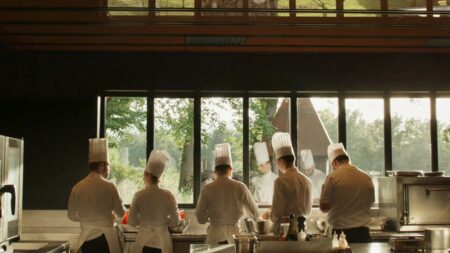 "Menus-Plaisirs" de Frederick Wiseman : un régal de documentaire en immersion chez Troisgros, temple français de la gastronomie
          A la demande du documentariste de légende américain, la famille Troisgros père et fils a accepté d'ouvrir en grand ses cuisines et les coulisses de l'un des meilleurs restaurants du monde, le Bois sans feuilles, dans la Loire. Dans ce film, Frederick Wiseman a su saisir l'essence, la philosophie et la fluidité inouïe de cette maison d'exception.