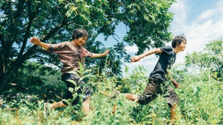 "L’Innocence" : Hirokazu Kore-eda explore une amitié enfantine sous un jour trop intellectuel et complexe dans son récit
          Fidèle à sa thématique familiale, le réalisateur japonais Hirokazu Kore-eda traite le sujet de l'enfance dans un film sophistiqué.
