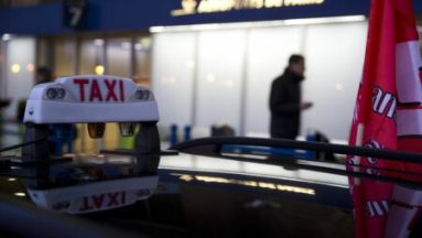 Aéroport Roissy Charles-de-Gaulle : trois hommes arrêtés, soupçonnés d'avoir espionné la police des taxis pour mieux arnaquer les touristes
          Ils seront jugés en mars prochain, suspectés d'être à l'origine d'un réseau pour surveiller les "Boers", les fonctionnaires de police de l'unité de contrôle des transports de personnes.