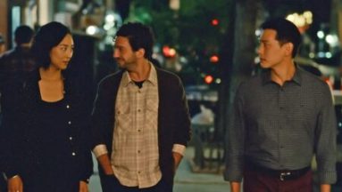 "Past Lives - Nos vies d'avant" : Celine Song dissèque une connexion amoureuse sur trois décennies pour ses premiers pas au cinéma
          "Past Lives - Nos vies d'avant" se donne le temps de décrire les pérégrinations sentimentales de deux adultes qui se sont aimés quand ils n'étaient que des enfants. Celine Song explore ainsi, ce que l'on voit rarement au cinéma, une émotion autre que celle de l'exil propre à l'émigration.