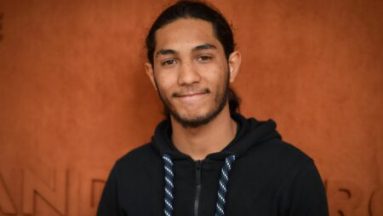 Marseille : l'acteur Dylan Robert mis en examen pour "assassinat" et placé en détention provisoire
          Il est soupçonné d'avoir conduit le scooter du commando qui a tué un adolescent de 14 ans en 2021 à Marseille, à l'entrée d'une cité abritant un trafic de drogue.