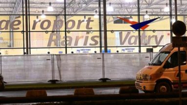 Ce que l'on sait de l'avion immobilisé à l'aéroport de Paris-Vatry en raison de soupçons de "traite d'êtres humains"
          L'appareil reliant les Emirats arabes unis et le Nicaragua a été immobilisé jeudi soir. A son bord se trouvaient 303 passagers de nationalité indienne. Une enquête a été ouverte par le parquet de Paris.