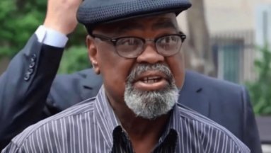 États-Unis : Glynn Simmons, l'innoncent libéré après 48 ans passés en prison
          Après 48 ans derrière les barreaux, Glynn Simmons a été libéré en juillet dernier par la justice américaine. Sorti de prison à 71 ans, il n'est éligible qu'à 160 000 euros d'indemnisation.
