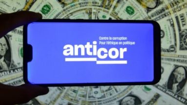 Lutte contre la corruption : quatre questions sur le non-renouvellement "implicite" de l'agrément d'Anticor par le gouvernement
          Sans cet agrément, l'association Anticor ne peut plus se porter partie civile dans des dossiers de corruption. Une décision qualifiée de "cadeau de Noël aux corrupteurs" par l'avocat de l'ONG, qui va la contester devant la justice administrative.