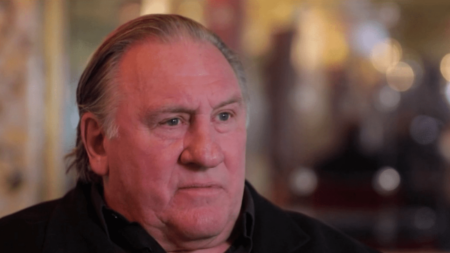 Affaire Depardieu : 600 artistes signent une contre-tribune pour dénoncer un texte de soutien à l'acteur
          Accusé de propos déplacés et mis en examen pour viols et agressions sexuelles, l'acteur Gérard Depardieu avait reçu une tribune de soutien, mardi 26 décembre. Ce samedi, sur un blog hébergé par Mediapart, plus de 600 artistes dénoncent ce texte.