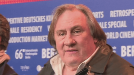 Affaire Gérard Depardieu : 600 artistes signent une contre-tribune en opposition à l'acteur
          Cinq jours après une première tribune de soutien signée par une cinquantaine d'artistes, un texte a été publié par 600 artistes en guise de risposte, samedi 30 décembre. Les signataires y dénoncent le soutien dont a bénéficié Gérard Depardieu, accusé de viols et d'agressions sexuelles.