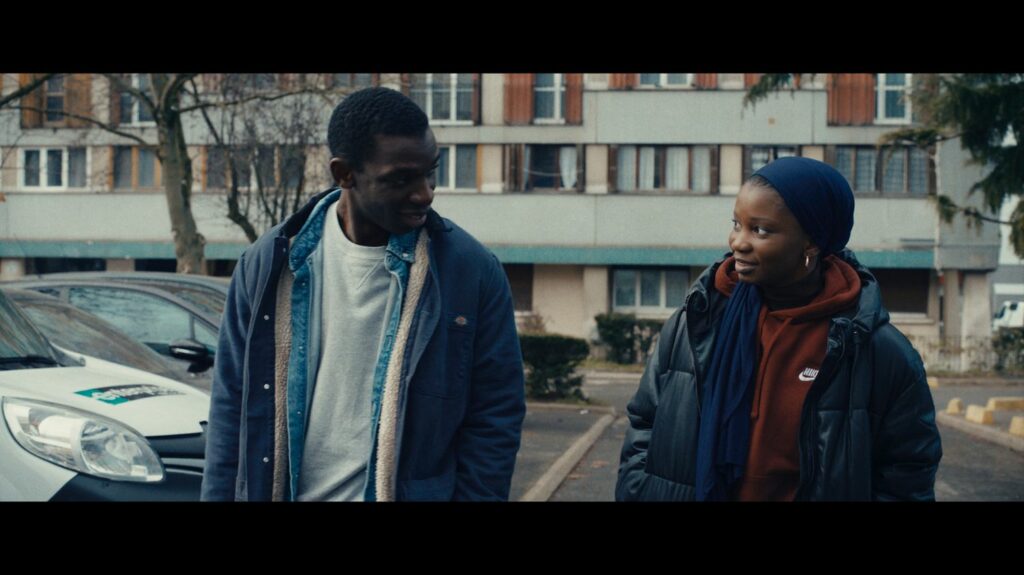 "Bâtiment 5" : Ladj Ly confirme son talent dans le deuxième film d’un triptyque sur les banlieues
          Après les rapports banlieue-police dans "Les Misérables", Ladj Ly filme la démolition annoncée d’une barre d’immeuble où une jeune femme a grandi. Une drame social filmé comme un thriller.
