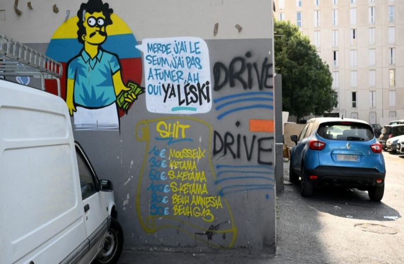 PODCAST. Tueurs recrutés sur les réseaux, réconcilier les quartiers par le rap et OM-OL sous surveillance : ça dit quoi ce 6 décembre ?
          Ce mercredi 6 décembre, atelier d'écriture autour du rap pour renouer le dialogue entre jeunes de quartiers rivaux, des tueurs recrutés sur les réseaux sociaux à Marseille et, un mois après une violente attaque de supporters, le match Marseille-Lyon est rejoué sous haute surveillance.