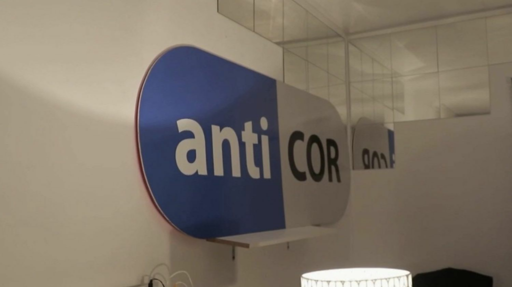 L'association anticorruption Anticor dénonce le non-renouvellement de son agrément par le gouvernement 
    (nouvelle fenêtre)
  
          Le gouvernement avait jusqu'à minuit, mardi, pour renouveler l'agrément d'Anticor, ce qu'il n'a pas fait. "Nous sommes bien conscients que nos actions contre la corruption agacent profondément le gouvernement", estime l'association.
