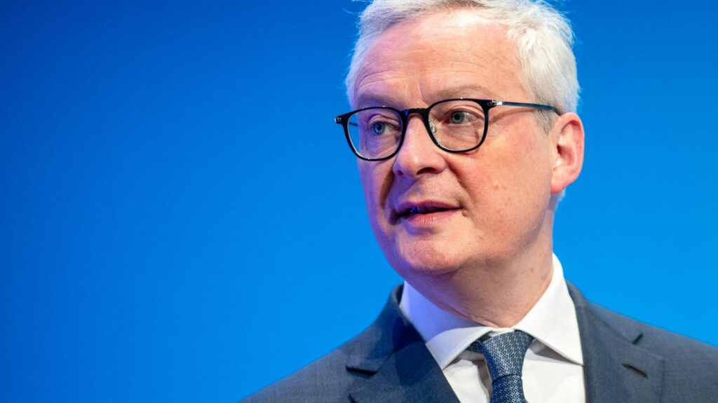 Union européenne : Bruno Le Maire plaide pour de la flexibilité dans les règles budgétaires
          En vertu des règles du Pacte de stabilité et de croissance, suspendues depuis l'irruption du Covid-19 en 2020, le déficit des Etats membres de l'UE doit être inférieur à 3% du PIB.