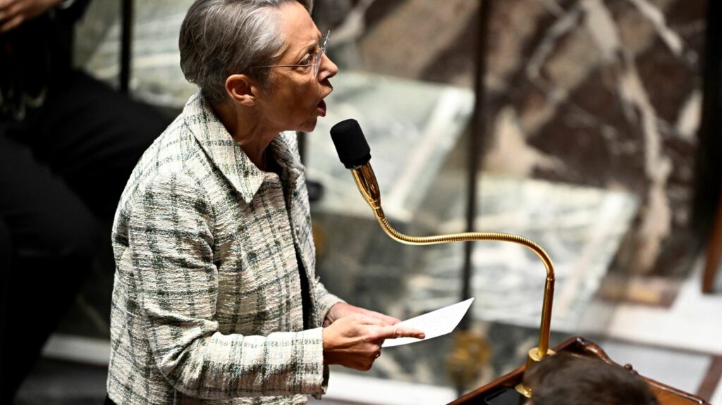 Budget : Elisabeth Borne recourt une nouvelle fois au 49.3, le 23e depuis son arrivée à Matignon, pour l'adoption définitive du budget 2024
          Dans la foulée, La France Insoumise a annoncé le dépôt d'une nouvelle motion de censure.