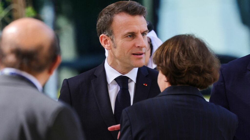 COP28 : comment Emmanuel Macron entend mener un programme diplomatique parallèle pour une trêve à Gaza
          Le sommet mondial sur le climat s'est ouvert jeudi à Dubaï. La question environnementale risque pourtant d'être reléguée au second plan, alors que la trêve a pris fin vendredi au Proche-Orient, entre le Hamas et l'État hébreu.